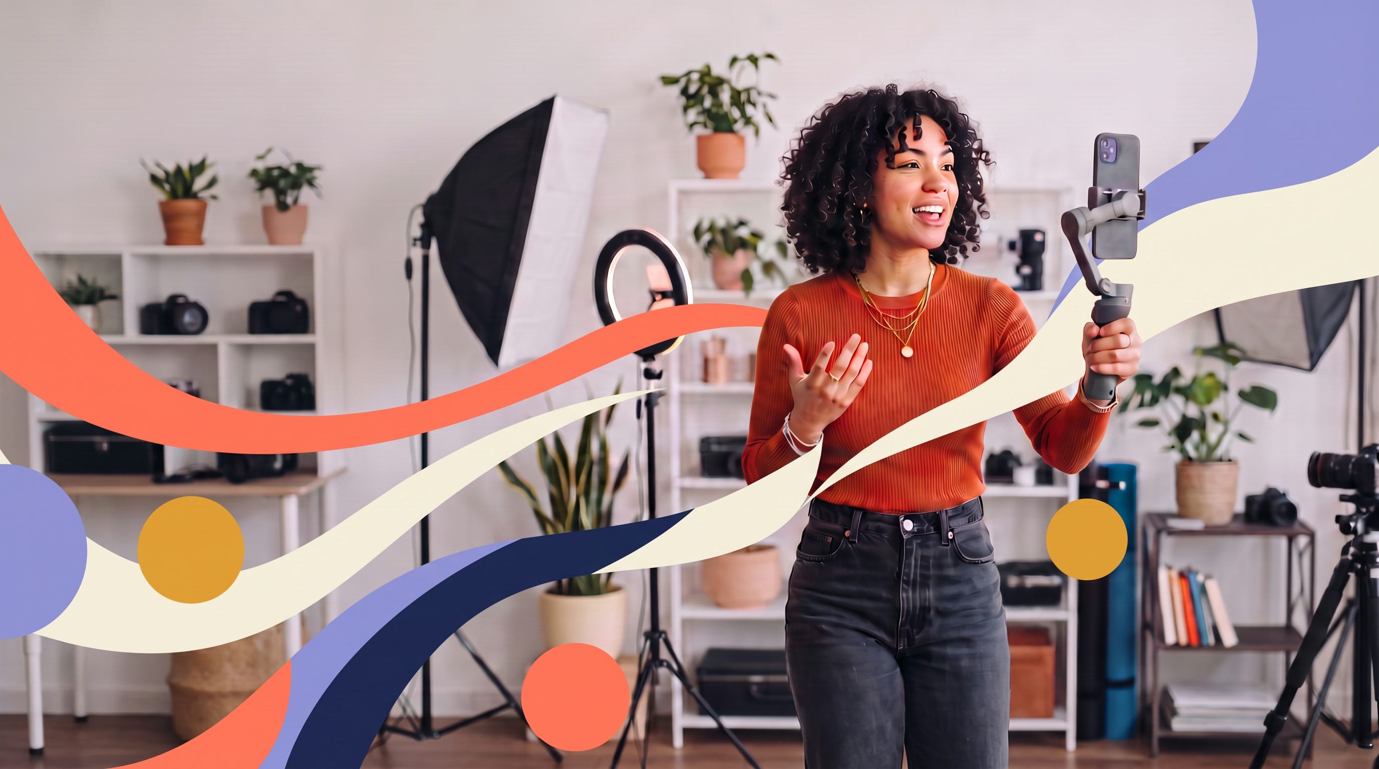 Creadora de contenido grabándose con el celular en su estudio, con ondas y círculos de colores